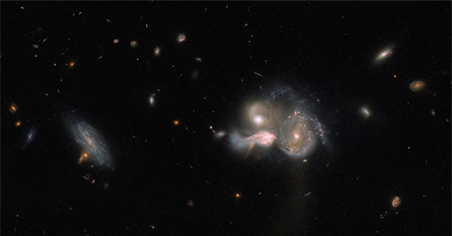 Kính Hubble chụp được hình ảnh 3 thiên hà sáp nhập