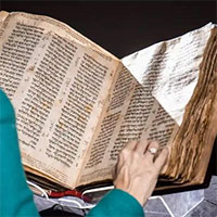Tập Kinh thánh Do Thái đắt nhất mọi thời đại giá 38,1 triệu USD