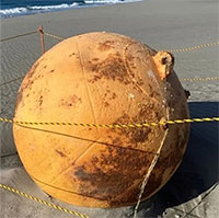 Khối cầu kim loại bí ẩn trên bãi biển Nhật Bản