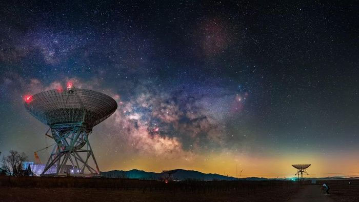 Các kính viễn vọng vô tuyến rà soát vũ trụ để tìm dấu hiệu của trí thông minh ngoài Trái đất.