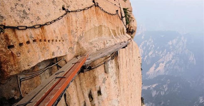 Con đường mòn đáng sợ và nguy hiểm nhất hành tinh đang nằm ở đâu?