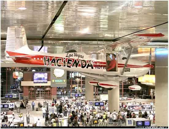 Chiếc máy bay được gắn trên trần nhà trong khu vực nhận hành lý tại Sân bay McCarren.