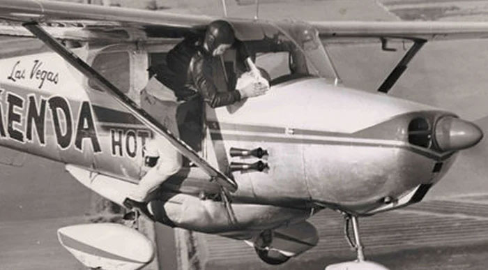 Nhiệm vụ được thực hiện bởi cựu phi công trong Thế chiến II Robert Timm.