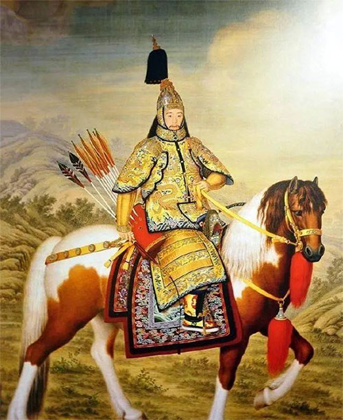 Vua Càn Long với chiếc mũ có phần nhọn rất dài để tăng uy phong cho bộ giáp