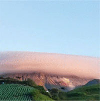 Cận cảnh "mây đĩa bay" siêu hiếm bao phủ đỉnh núi lửa