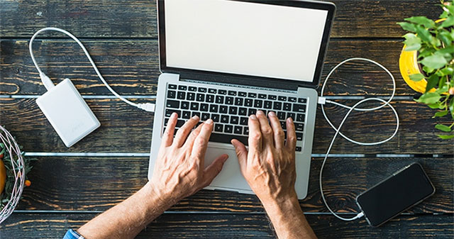 Hướng dẫn sạc pin điện thoại bằng máy tính đúng cách
