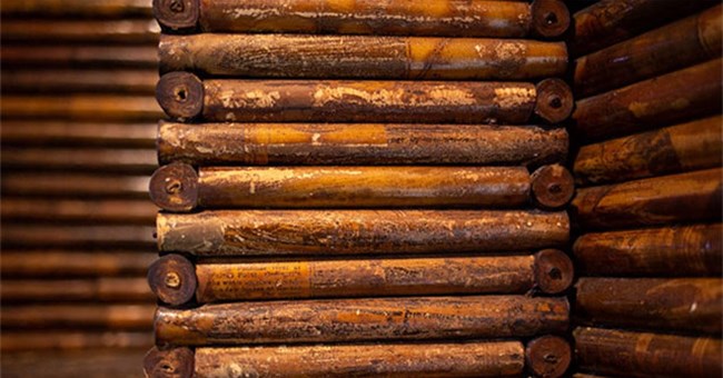 Ngôi nhà không tốn gạch vữa, xi măng: Được chắp vá 99% từ giấy báo, 100 năm vẫn chẳng khác là bao