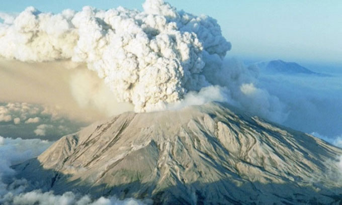  Cột tro bụi bốc lên từ đỉnh núi lửa St. Helens năm 1980. 