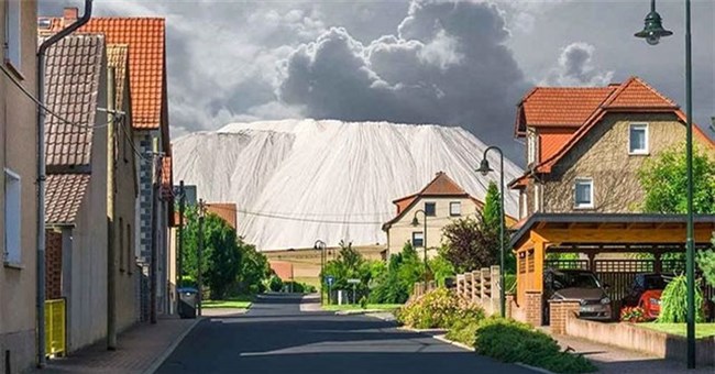 Quả núi trắng như tuyết sừng sững giữa đồng bằng xanh tươi: Không ngờ là bãi rác khổng lồ!