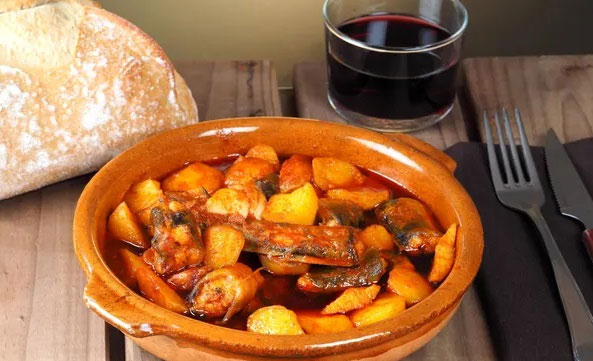 Món hầm truyền thống tại Valencia với nguyên liệu lươn châu Âu, tỏi và ớt bột.