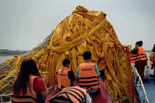 Thái Lan: Bảo tháp 700 năm tuổi lộ ra giữa dòng sông Mekong