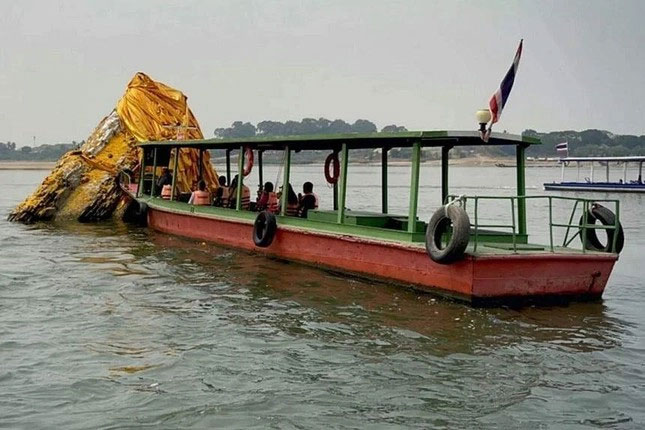 Thái Lan: Bảo tháp 700 năm tuổi lộ ra giữa dòng sông Mekong