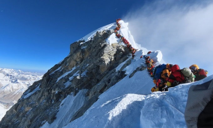Đỉnh Everest tích tụ vi khuẩn từ con người