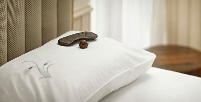 Bí mật viên kẹo socola đặt trên giường của khách sạn mỗi tối: Cách chiều “thượng đế” không phải dạng vừa