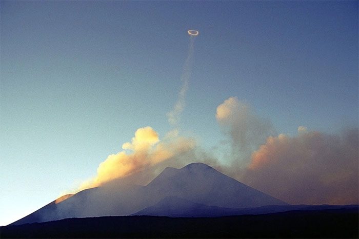  Một vòng hơi bốc lên từ miệng núi lửa ở Italy vào năm 2000. 