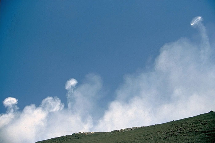 Các vòng khói tròn tại núi Etna vào năm 2000.
