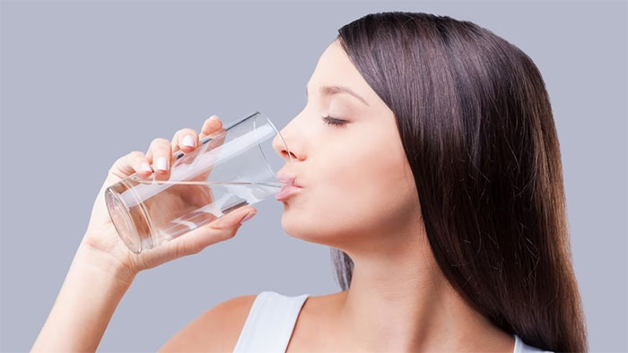 Mỗi người đều cần uống ít nhất 2 lít nước một ngày.