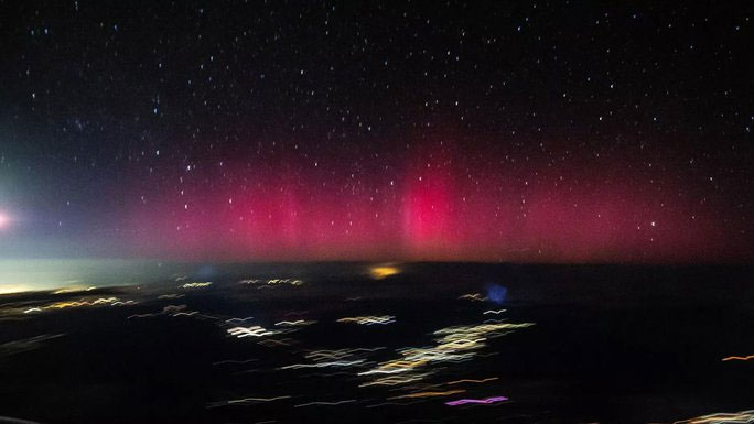 Cầu lửa tàng hình va chạm, bầu trời Mỹ đổi màu hồng, NASA cũng 