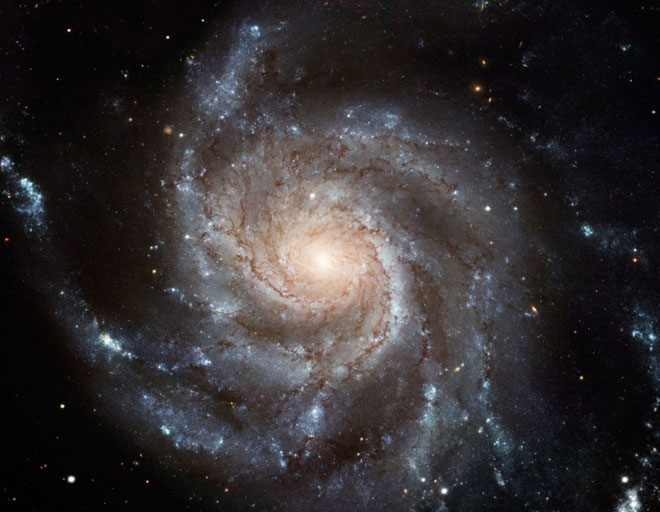 Kính Hubble chụp ảnh thiên hà vô định hình