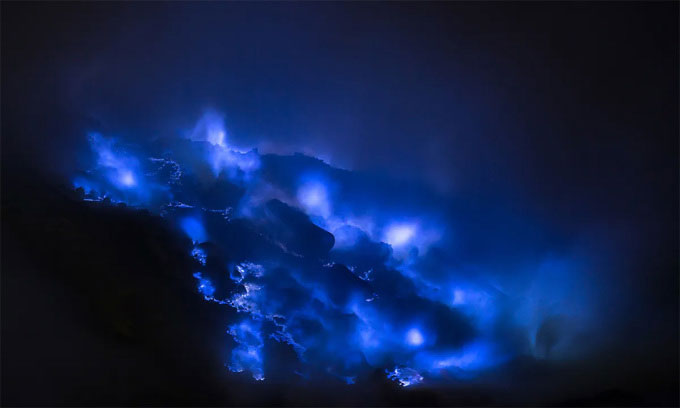 Cụm núi lửa Ijen ở Indonesia phun dung nham xanh