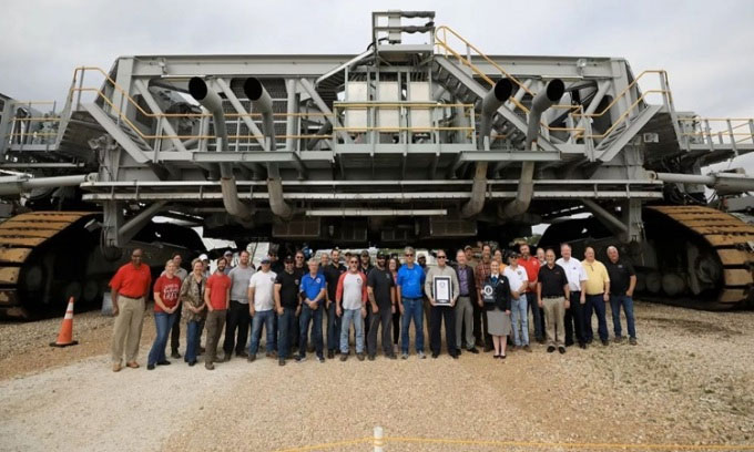 Các nhân viên NASA kỷ niệm kỷ lục của cỗ xe bánh xích Crawler-Transporter 2.