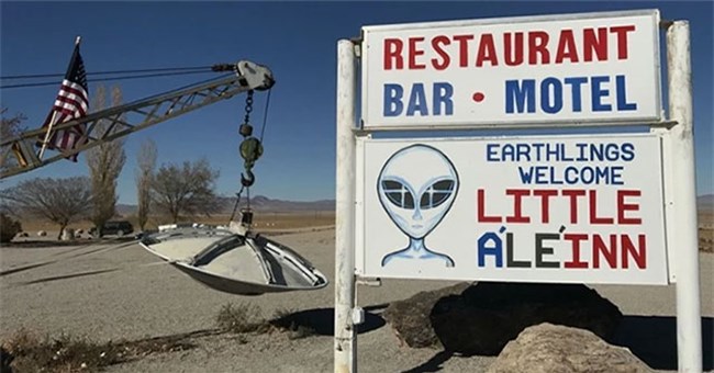 Sự thật đằng sau những bí ẩn về người ngoài hành tinh ở Khu vực 51