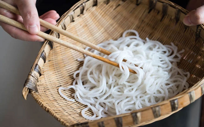 Thói quen khi ăn bún, phở cần tránh để không ảnh hưởng sức khỏe