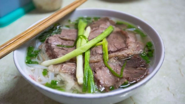 Thói quen khi ăn bún, phở cần tránh để không ảnh hưởng sức khỏe