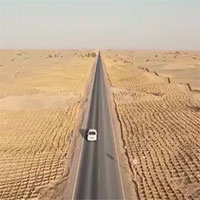 Video: Xem công nhân "trồng" cỏ khô bảo vệ tuyến đường nằm giữa sa mạc lớn nhất Trung Quốc