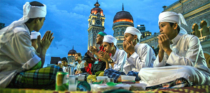 Người theo đạo Hồi thường nhịn ăn trong tháng Ramadan để tưởng nhớ sự tiết lộ của Kinh Koran