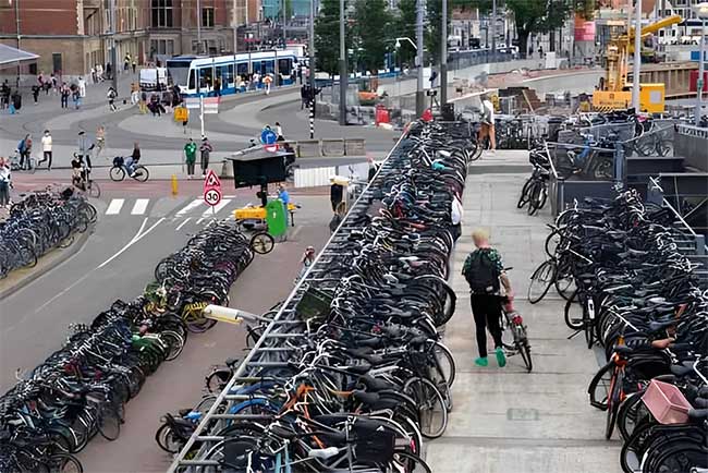 Một bãi đỗ xe đạp ở Hà Lan.