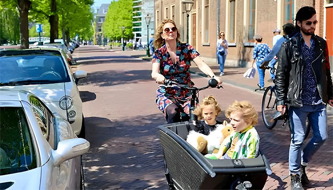 Cha mẹ thường sử dụng “bakfiets” hoặc “xe đạp chở hàng” được trang bị ghế ngồi cho trẻ em