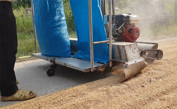 Máy hốt lúa của anh thợ cơ khí 