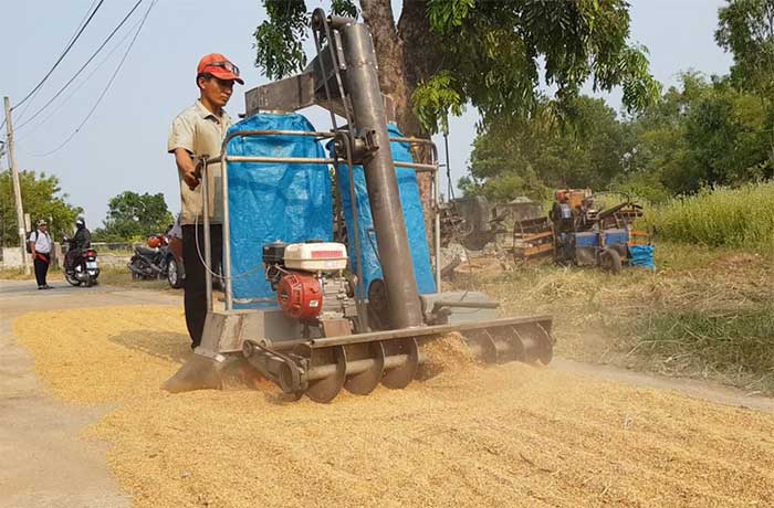 Máy hốt lúa của anh thợ cơ khí 