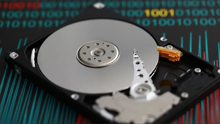 HDD và SSD là 2 loại phương tiện lưu trữ thông dụng nhưng dễ bị xuống cấp theo thời gian.