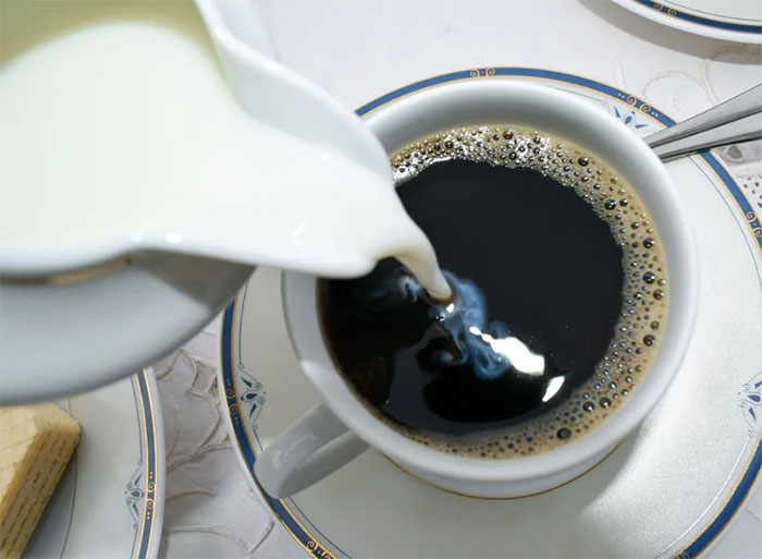  Các chuyên gia khuyên mọi người hạn chế thêm đường, kem hoặc siro vào cà phê. 