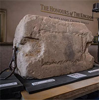 Phát hiện các biểu tượng ngầm và dị thường trong "hòn đá định mệnh" 800 tuổi
