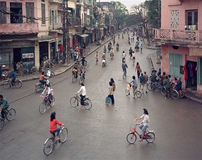Góc phố Hàng Gai năm 1988 với phương tiện giao thông chủ yếu là xe đạp, số ít đi xe Cub.