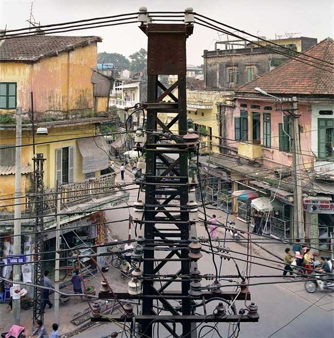 Cây cột điện nằm ở ngã ba phố Hàng Gai năm 1994.