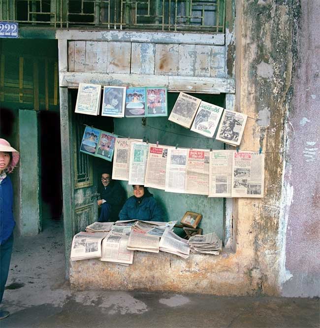 Bức hình sạp bán báo ở số nhà 222 phố Hàng Bông năm 1986