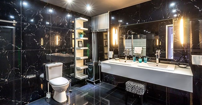 Vì sao phải bật đèn nhà vệ sinh khi ngủ trong khách sạn?