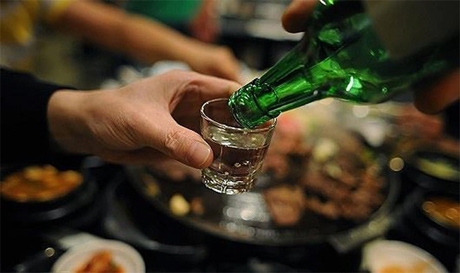 Việc uống rượu xã giao không mang lợi ích trong công việc