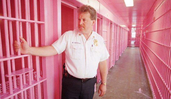 Một nhà tù được sơn màu hồng ở Thụy Sỹ.