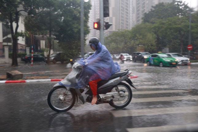 Mới nắng nung người lại đột ngột mưa xối xả: Mùa hè dị thường và khốc liệt