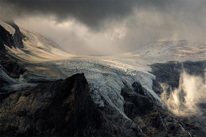 Bức ảnh thần bí về dòng sông băng dưới chân núi Großglockner ở Áo.