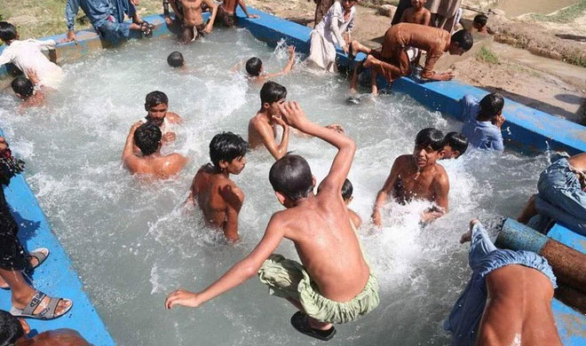 Người dân tìm cách giải nhiệt để chống nóng ở Hala, Pakistan, ngày 8/5/2023.