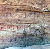 Bí ẩn về những dấu tay trong "hang động của quái vật" giữa Sahara