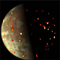 NASA chụp cận cảnh "mặt trăng bị tra tấn" bởi hành tinh mẹ