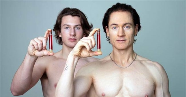 Triệu phú Mỹ dùng máu con trai 17 tuổi để trẻ hóa