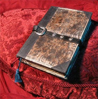 "Lạnh gáy" cuốn sách bị đồn đánh cắp linh hồn, ai đọc cũng... phát điên